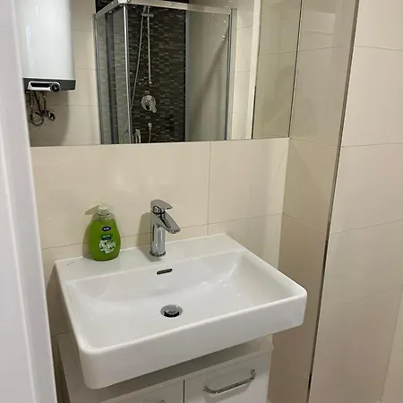 Apartment 1 Bedroom At 1 *
